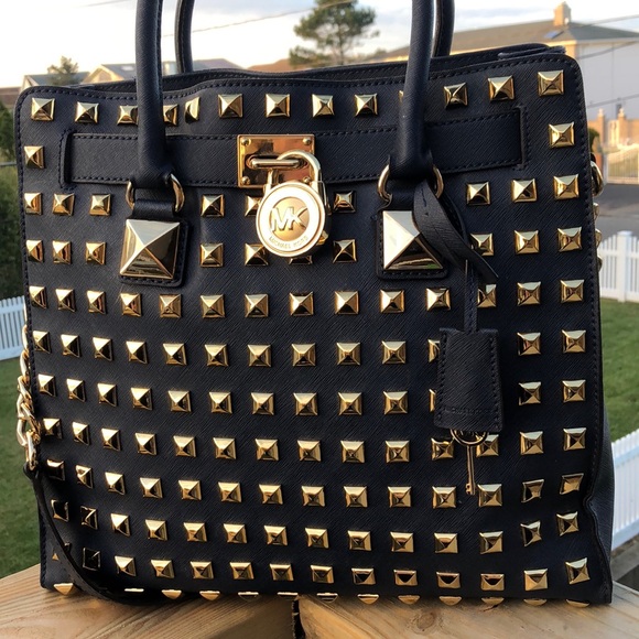 😍STUNNING 😍! Limited Edition Pyramid Stud Set 😍 - Picture 3 of 8